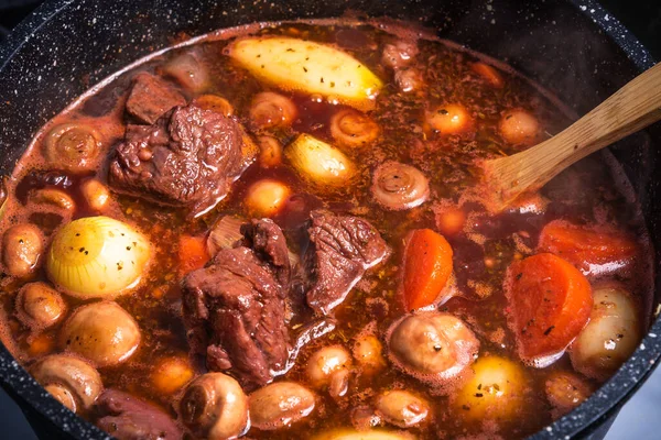 Burgunderrind Einem Topf Auf Dem Herd Großaufnahme Kochen — Stockfoto