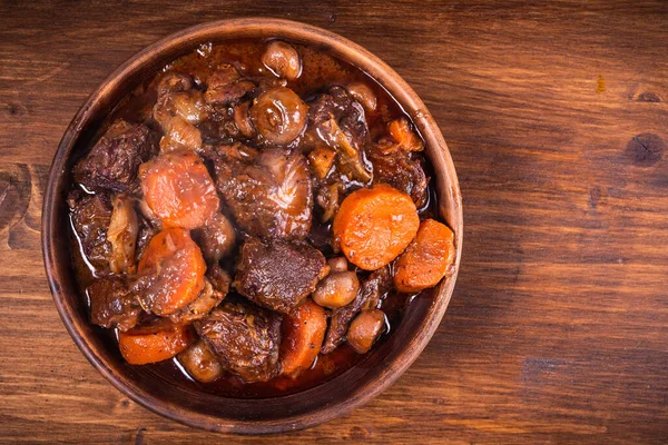 Bereit Bordeauxfarbenes Rindfleisch Einer Tonschale Auf Einem Holztisch Großaufnahme — Stockfoto