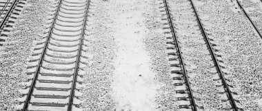 Kar kışın demiryolu pistini kapladı, üst manzara - kış arkaplanı, kopyalama alanı