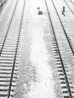 Kar kışın demiryolu pistini kapladı, üst manzara - kış arkaplanı, kopyalama alanı