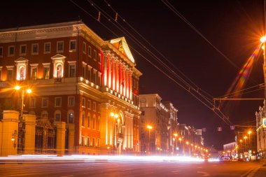 Moskova, Rusya, 19 Eylül 2015 - Moskova Belediye Binası 'nın Tverskaya Caddesi' ndeki gece manzarası, Moskova 'daki gece manzarası