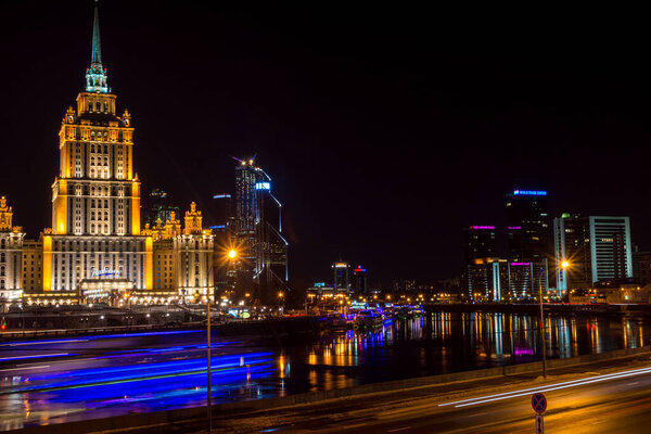 Москва, 2 февраля 2015 года - Вид на гостиницу "Украина", Radisson в Москве и Москву-реку ночью, ночной город.