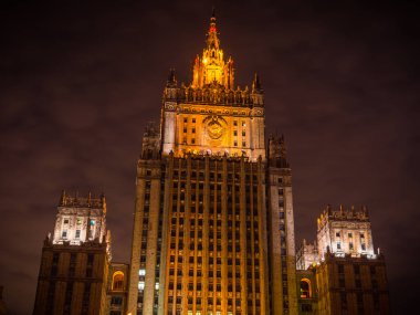 Rusya Dışişleri Bakanlığı 'nın aydınlatılmış binasına karşı gökyüzünün arka planı, alt görünüm