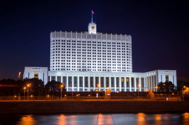 Rus hükümet binası gece aydınlanarak