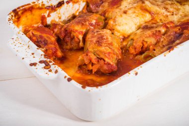 Kabaklı, sebzeli dürüm fırında peynirle pişirilmiş, yakın plan fırında.