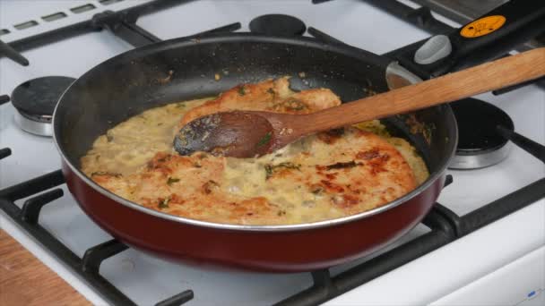 Bistecche Tacchino Sono Fritte Padella Una Salsa Cremosa — Video Stock