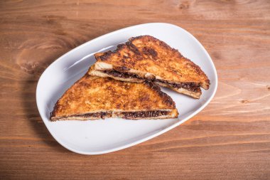 Üçgen dilimlenmiş yumurtalı ekmek ve çikolata.