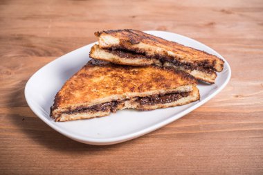 Üçgen dilimlenmiş yumurtalı ekmek ve çikolata.