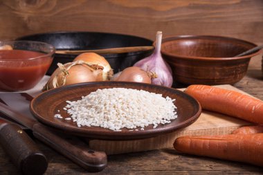 Kırsal ahşap masada vejetaryen domates çorbası yapmak için gerekli malzemeler.