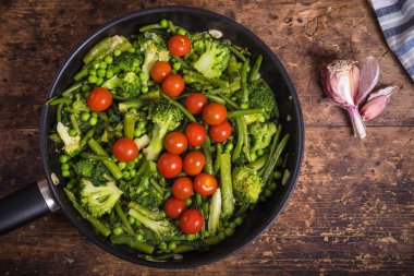 Tavada yararlı sebze yemekleri hazırlamak - brokoli, kuşkonmaz, bezelye ve fasulye kızartma tavasında vişne, Primavera makarnası pişirmek için sebze