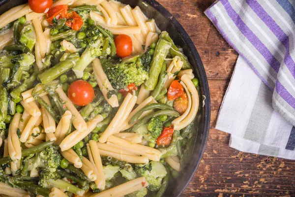 Tavada Primavera Makarnası Pişirmek Brokoli Fasulye Kuşkonmaz Bezelye Domatesli Vegan — Stok fotoğraf