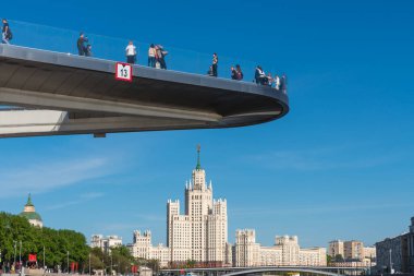 Moskova, Rusya, 7 Mayıs 2018 - Şehir manzarası, Zaryadye Parkı ve Stalin 'in gökdeleni manzarası
