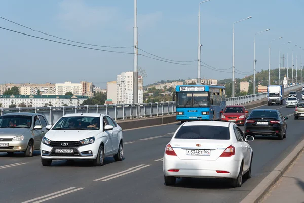 Saratov Russia Settembre 2020 Auto Attraversano Ponte Sul Volga Tra — Foto Stock