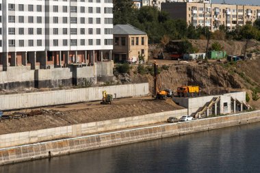 Saratov, Rusya, 8 Eylül 2020 - Saratov 'da Volga' nın kıyılarında yeni bir konut inşaatı başlıyor