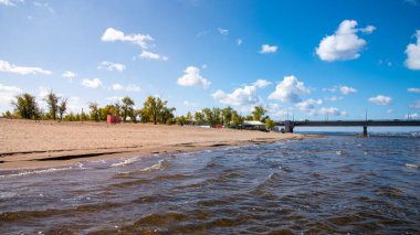 Saratov, Rusya, 15 Eylül 2020 - Nehir manzarası, Volga üzerindeki Saratovsky köprüsü ve plaj yazlık kafe manzarası