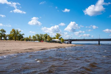 Saratov, Rusya, 15 Eylül 2020 - Nehir manzarası, Volga üzerindeki Saratovsky köprüsü ve plaj yazlık kafe manzarası