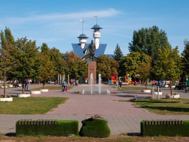 Engels, Rusya, 27 Eylül 2020 - Rus taşra şehri, çeşmeli kentsel dinlenme alanı