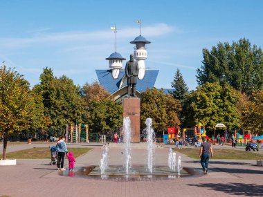 Engels, Rusya, 27 Eylül 2020 - Rus taşra şehri, çeşmeli kentsel dinlenme alanı