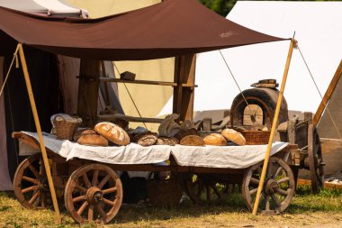 Bir sokak fırınının yanında sade ekmeği olan bir kubbe arabası - retro tarzı.