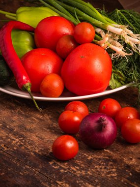 Vejetaryen ürünler seti. Kırsal ahşap arka planda bahçeli taze sebzeler. Yakın plan..