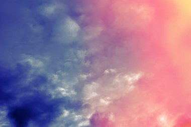 Karşıt bulutlar - mavi bulutlardan pembe bulutlara geçiş, güzel arka plan