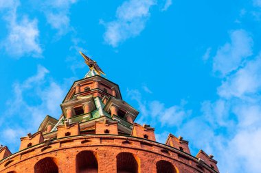 Moskova Kremlin Kulesi 'nin arka planında mavi gökyüzü manzaralı bir yıldızı var.