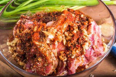 Baharatlı domuz eti pişiriyorum. Acı biber, sarımsak ve zencefil soslu bir kasede doğranmış domuz eti. Doğu, Çin ve Kore mutfağı. Terbiye edilmiş domuz eti yakın plan..