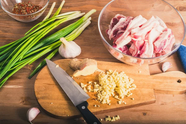 Cocinar Cerdo Jengibre Picado Una Tabla Cortar Vientre Cerdo Picado —  Fotos de Stock