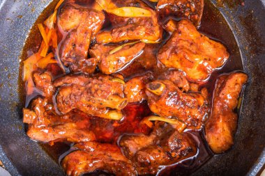 Çin kırmızı pirzolası. Kavrulmuş domuz eti, göğüs eti ve kırmızı acı soslu kaburga, yakın plan - Karayipler, Çin, Asya tarzı