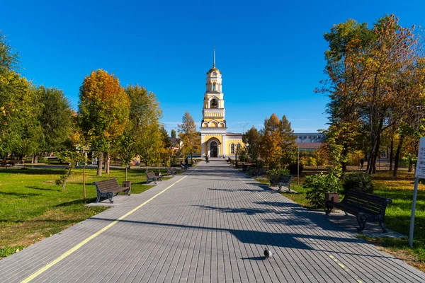 Engels, Rusya, 12 Ekim 2020 - Rus taşra şehrinde bir katedral ve önünde kare olan bir park