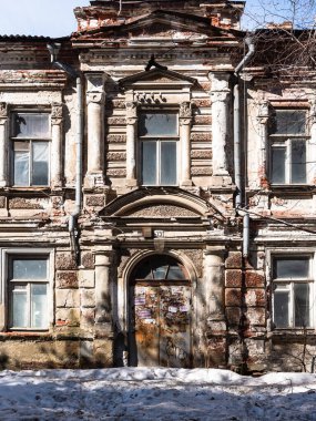 Saratov, Rusya, 30 Mart 2019 - Kemerli kapılı ve sahte kolonları olan harap olmuş eski bir malikanenin cephesi.