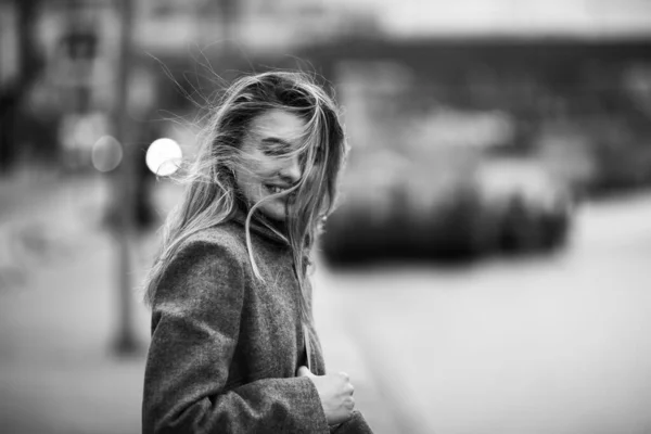 Ritratto Bianco Nero Della Giovane Donna Felice Sorridente Con Capelli — Foto Stock