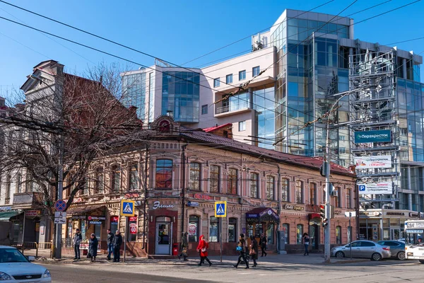 サラトフ ロシア 2019年3月14日 新しい建築と古い建築のコントラストの概念 ロシアの古い2階建ての建物と背景にある近代的なショッピングセンター — ストック写真