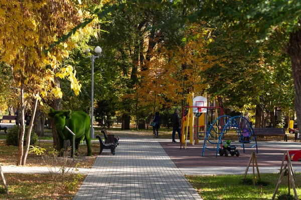 エンゲルス サラトフ地方 ロシア 2020年10月12日 ロシアの地方都市の遊び場を持つ子供公園 — ストック写真