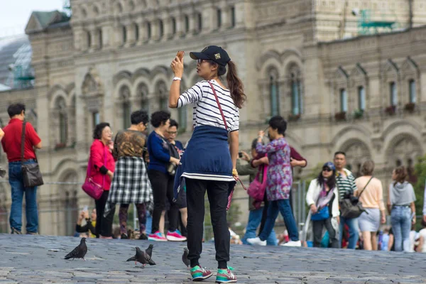 Moscow Russia July 2017 Young Tourist Asia Takes Photo Landmarks — Stok fotoğraf