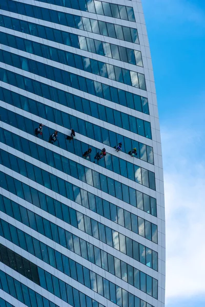 2019年5月22日 俄罗斯莫斯科 工业登山者正在清洗一幢高层办公大楼的正面 — 图库照片