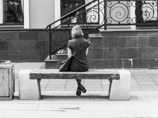 Kız bir bankta oturmuş kız arkadaşını ya da erkek arkadaşını bekliyor.