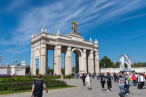 Moskova, Rusya, 29 Ağustos 2019 VDNKh 'ye bir kalabalık gidiyor. Güneşli bir günde Moskova 'da VDNKh' nin merkez girişi.