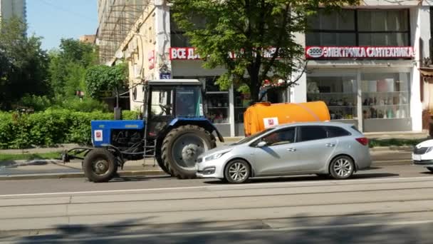 Moscú Rusia Junio Tractor Vierte Agua Calle Verano Día Caluroso — Vídeo de stock