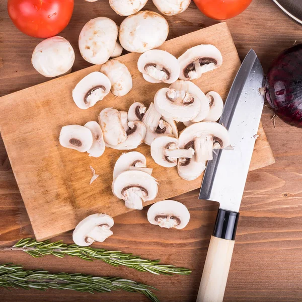 Ingredientes Para Cocinar Plato Vegetariano Champiñones Rodajas Cebollas Tomates Ramas —  Fotos de Stock
