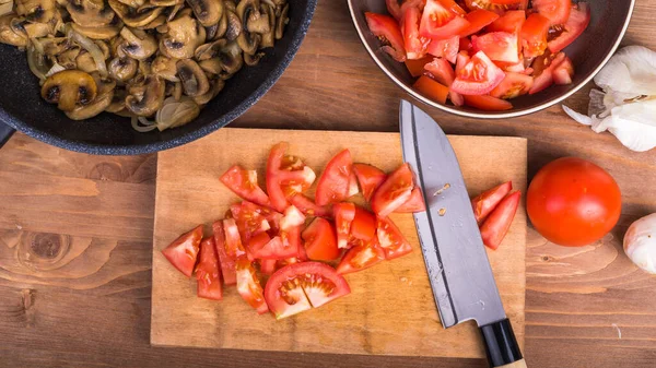 Cocinar Plato Vegetariano Champiñones Estofado Tomate Champiñones Rodajas Una Sartén — Foto de Stock