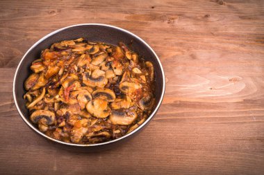 Ev yapımı domates ve şampiyon güveci masanın üstünde, üst görünümde, yakın plan, kopyalama alanı