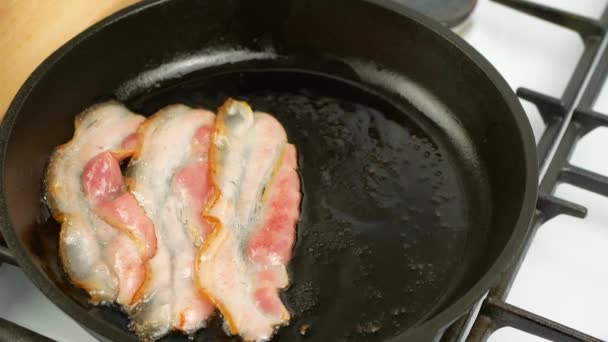 Bacon Est Frit Dans Une Casserole Fonte Gros Plan — Video