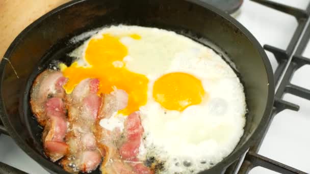 Чоловічий Сніданок Яйця Бекон Смажать Чавунній Сковороді — стокове відео