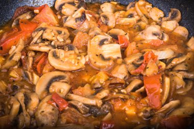 Sebze proteinli sağlıklı vejetaryen yemeği. Domates ve soğan soslu mantar. Yakın plan.