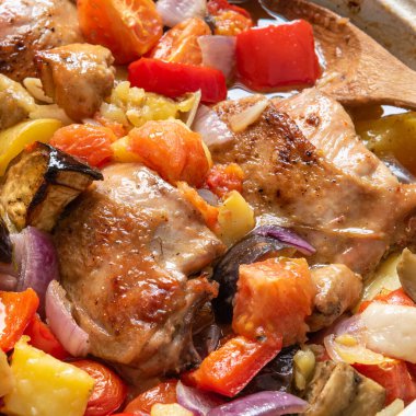 Ev yapımı rustik kızarmış tavuk ve biberli patates ve eski emaye dökme demir tava - Yunan, geleneksel Bulgar yemeği