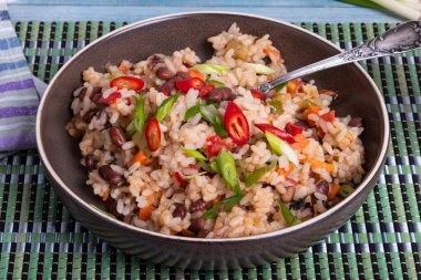 Baharatlı Meksika vejetaryen yemeği - biberli pilav ve yeşil soğanlı fasulye ve masada çatal