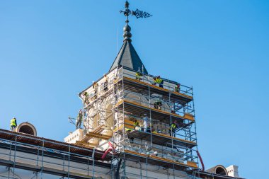Moskova, Rusya, 20 Ağustos 2019 - İşçiler eski bir binanın kulesini onarıyor. Moskova 'daki Politeknik Müzesi' nin yenilenmesi.