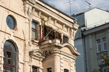 Moskova, Rusya, 20 Ağustos 2019. 19. yüzyılın sonunda Moskova 'da inşa edilen tipik bir yerleşim yerinin bir parçası. Üst katta balkon var.