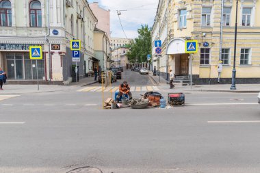 Moskova, Rusya, 22 Mayıs 2018 - Şehrin eski kesimindeki kavşaklardaki yeraltı tesislerinin tamiri.